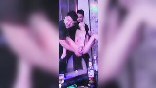 Móc lồn mạnh bạo em nhân viên KTV trong quán cho e sướng bắn nc xối xả