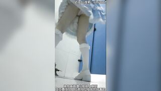 Quay lén em teen loli cosplay mông to tròn đi đái trg nhà vệ sinh công cộng
