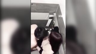 Quay lén cảnh em gái xinh địt nhau với bạn trai trong WC