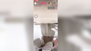 Em gái lần đầu trả kèo nên còn ngại