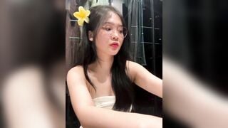 Đang đi chơi mà thằng ny cứ bắt vạch vú ra quay cho xem