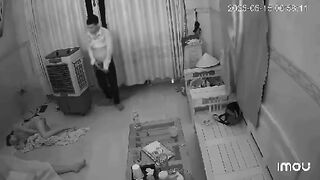 Mặc váy ngắn nằm ngủ thì bị tên biến thái lạ mặt vào ngắm mông sục cặc và đi ra.