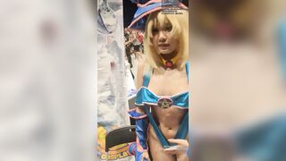 Em gái cosplay dark magician girl hở hang
