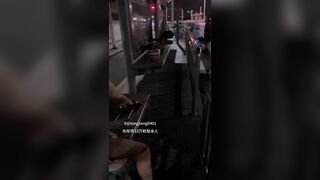 Em gái thủ dâm ngay trạm xe bus