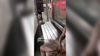 Em gái thủ dâm ngay trạm xe bus