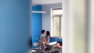 Khi cơn nứng đến 2 em học sinh đụ nhau luôn trong lớp học.