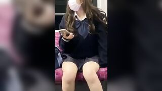 Nữ sinh Nhật khoe quần lót trên tàu điện ngầm