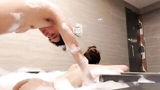 Vừa tắm vừa đè e teen ra nhấp