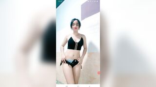 Thiếu tiền e gái lên live nhún nhảy chờ mấy a bo 2