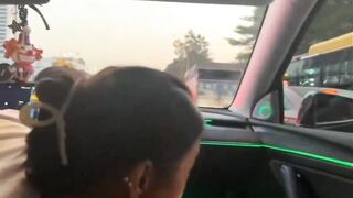 trên đường đi thì không nhịn được, nhân lúc chờ đèn đỏ thì cúi xuống kéo quần lót ra