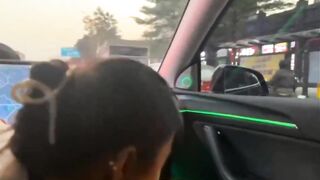 trên đường đi thì không nhịn được, nhân lúc chờ đèn đỏ thì cúi xuống kéo quần lót ra
