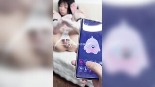 cô em đã bị hành hạ đến mức hai chân run rẩy, thân thể mảnh mai khẽ run lên,