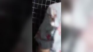 Con em họ 17 tuổi đang bấm điện thoại cứ năng nỉ xin đụ nhưng bị từ chối.