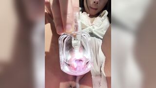 Con đĩ Sinh viên, Dùng Kẹp Mỏ vịt Xem lồn, Sex Toy Thủ Dâm Bắn nước Sướng nứng rên rỉ
