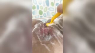 Cạo lông lồn rửa lồn múp dụp dâm đãng muốn bú mút