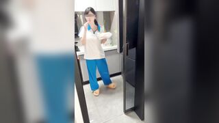 Đến nhà con bạn Thân chơi, Được Nó Nấu ăn Cho Bú liếm cu xuất tinh luôn