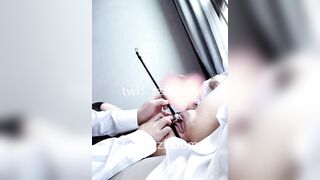 Dùng bút lông cù loét hột le cho em hầu gái vú bự sướng co giật banh lồn cho a xoa