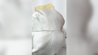 Cho em học sinh áo dài vào đời