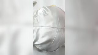 Cho em học sinh áo dài vào đời