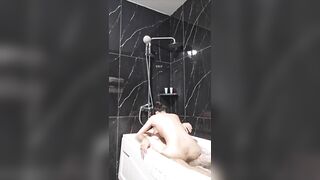 cuộc chiến không hồi kết trong nhà tắm với bé sinh viên năm nhất
