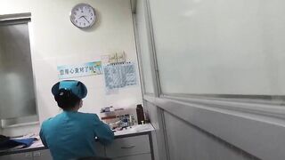 Cẩn cảnh em gái áo đỏ xinh đẹp tiêm thuốc ở bệnh viện để lộ mông trần đầy khiêu gợi.