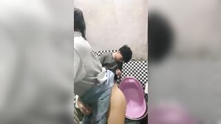 Sợ ba mẹ về kịp ngay lúc đụ anh trai dụ dỗ em họ vào toilet đụ cho an toàn.