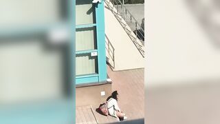 Quay lén em học sinh nứng lồn thủ dâm luôn tại ngoài đường