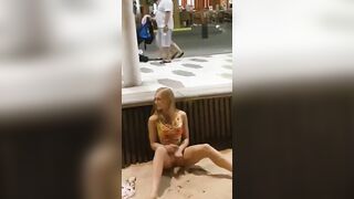 Phố đông ai làm gì làm e thì cứ xoa lồn thủ dâm