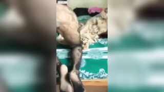 Clip Sex Cô vợ tất lưới cưỡi ngựa dâm đãng, chảy dầy nước lồn ra nệm