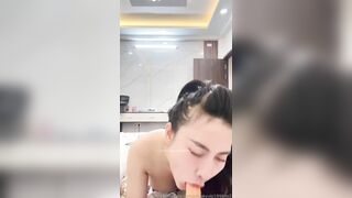 Em pongkyubi thủ dâm với cái lồn đầy nước P1