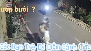 Em gái đang đi ngoài đường thì bị thanh niên đè ra bóp vú kệ em la hét