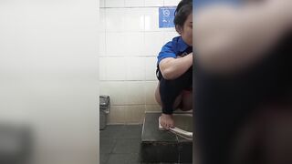 Quay lén gái công ty xinh đẹp đi đái....