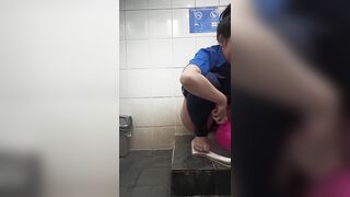 Quay lén gái công ty xinh đẹp đi đái....