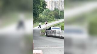 Trời nóng 38° mà 2 đứa bạn thân rủ nhau cỡi trần ra múa cột...