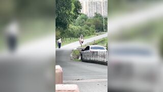 Trời nóng 38° mà 2 đứa bạn thân rủ nhau cỡi trần ra múa cột...