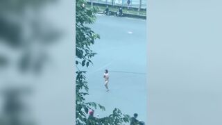 Giận chồng có bồ chị gái cởi trần chạy ra đường nằm, mặc kệ sự đời thế nào.