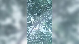 Giận chồng có bồ chị gái cởi trần chạy ra đường nằm, mặc kệ sự đời thế nào.