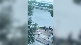 Giận chồng có bồ chị gái cởi trần chạy ra đường nằm, mặc kệ sự đời thế nào.