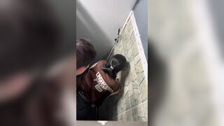 Quay lén 2 em HS đụ nhau trong WC quán CF