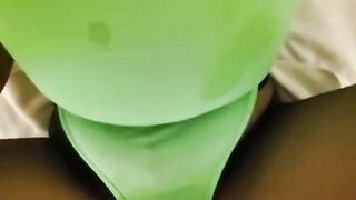 Nhét tàn thuốc vào lồn rồi đè ra địt