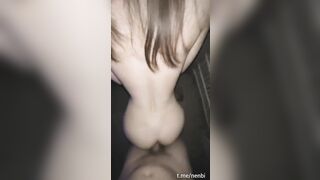Đưa em ra ban công chơi cho mát