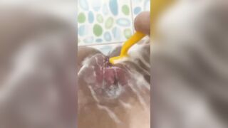 Cạo lông lồn cùng em teen bím non cực hồng,ae thích có lông hay k lông vậy