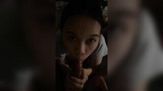 Em yêu đĩ điếm vừa địt vừa lấy tay xoa bím