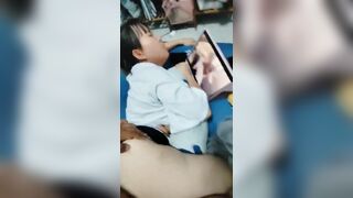 Cho em họ 17 tuổi múp vừa xem phim sex vừa đụ vào lồn nó.