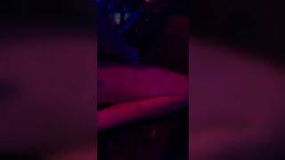 Gái dâm trong bar dí lồn vào mồm cho khách bú dâm đãng