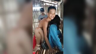 Em gái dân tộc bị mấy thanh niên dẫn dụ quan hệ tình dục ngồi im cho chịch