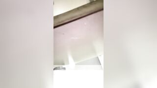 Thanh niên quay lén gái đái lồn ngon nước đái rơi xuống điện thoại lè lưỡi liếm luôn