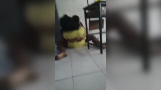 Phát hiện chú bảo vệ địt em sinh viên đại học trong lớp