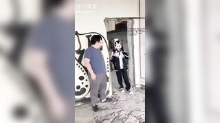 Sau khi bị chơi đùa bạo lực rồi vứt vào đống đổ nát, lồn nhỏ phì phì trào ra tinh dịc