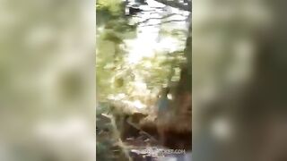 Dẫn nhỏ bạn đi tắm suối rồi mấy thanh niên thay phiên nhau chịch em nó